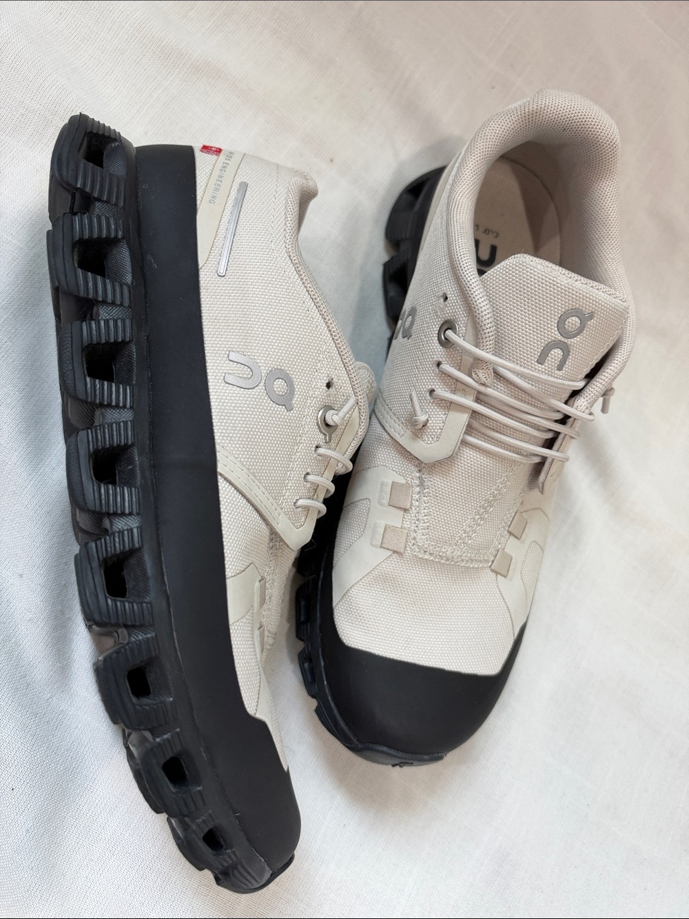 On Running woman’s On Cloud 5 Ready sneakers in Beige and Black